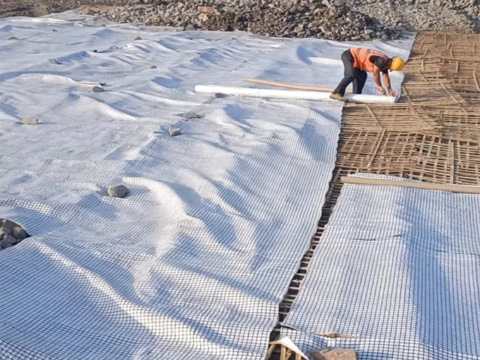 經(jīng)編復合土工布